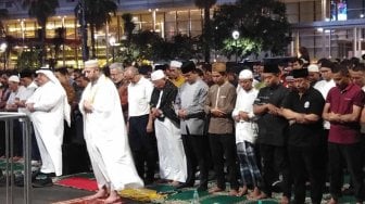 Sambut Tahun Baru Hijriah, Anies Baswedan Shalat Isya di Jalan Thamrin