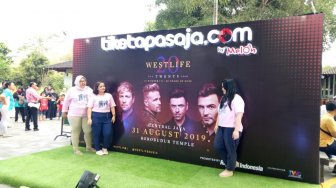 Antusias Malam Mingguan Bareng Westlife, Fans Padati Venue Sejak Siang Hari