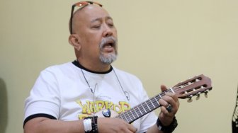 Gaya Indro Warkop Mainkan Lagu 'Nyanyian Kode' Dengan Ukulele