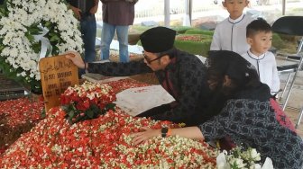 Sempat Tak Hadir saat Pemakaman, Ibas Ziarah ke Makam Ibunda SBY