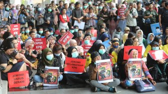 Sejumlah aktivis melakukan aksi solidaritas Selamatkan KPK di Gedung KPK, Jakarta, Jumat (30/8). [Suara.com/Arya Manggala]