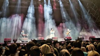 Buka Konser Westlife, Yura Yunita Panaskan 8.000 Lebih Penonton