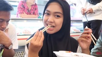 Makan Gurita di Korea, Ria Ricis Minta Maaf