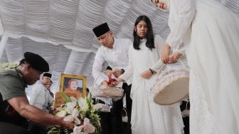 Agus Harimurti Yudhoyono mengikuti proses pemakaman almarhumah Siti Habibah di TPU Tanah Kusir, Jakarta, Sabtu (31/8). [Suara.com/Oke Atmaja]