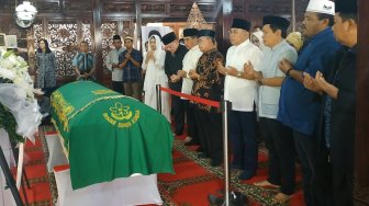 Jenazah Ibunda SBY Disemayamkan di Cikeas, Para Tokoh Berdoa Bersama