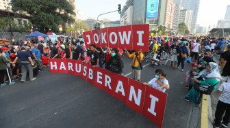 
Sejumlah aktivis Koalisi Masyarakat Sipil melakukan aksi dengan membentangkan tulisan 'Jokowi Harus Berani' pada saat acara Car Free Day, Jakarta, Minggu (1/9/2019). [Suara.com/Arya Manggala]