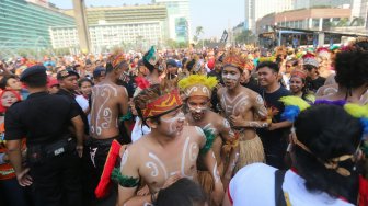 Masyarakat Papua di Jakarta menggelar acara Tari Yospan Papua di kawasan Car Free Day, Jakarta, Minggu (1/9/2019). [Suara.com/Arya Manggala] 