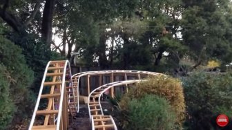 Manis, Kakek Bikin Roller Coaster Agar Cucunya Terhibur Selama di Rumah Aja