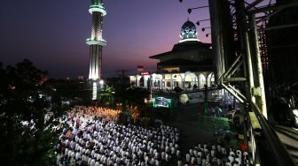 Umat Islam mengikuti doa awal tahun baru 1441 Hijriah di alun-alun Kota Kediri, Jawa Timur, Sabtu (31/8). [ANTARA FOTO/Prasetia Fauzani]