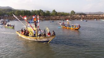 Sambut 1 Muharram, Nelayan Pacitan Tabur Makanan ke Laut