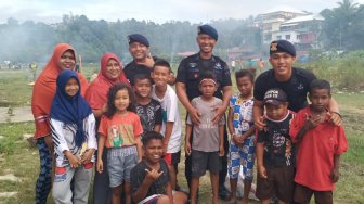 Brimob Kalimantan Timur Hadirkan Senyum untuk Anak-anak di Papua