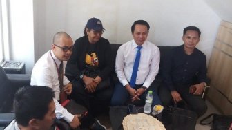 Pakai Kaos Pancasila, Tri Susanti Penuhi Panggilan Penyidik Polda Jatim