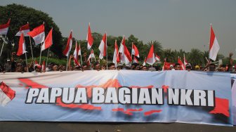 Sejumlah aksi massa yang tergabung dalam Gerakan Pemuda Papua Cinta Damai (GPPCD) melakukan unjuk rasa di depan Istana Merdeka, Jakarta Pusat (2/9). (Suara.com/Angga Budhiyanto)