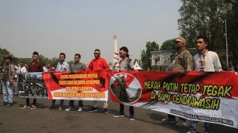 Sejumlah aksi massa yang tergabung dalam Gerakan Pemuda Papua Cinta Damai (GPPCD) melakukan unjuk rasa di depan Istana Merdeka, Jakarta Pusat (2/9). (Suara.com/Angga Budhiyanto)
