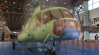 Satu helikopter Mil Mi-171 yang hampir jadi diuji siraman hujan buatan di hanggar produksi pabrikan Mil di Ulan-Ude Aviation Plant, Rusia, Sabtu (31/8). [ANTARA FOTO/Ade P Marboen]