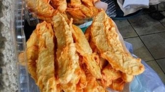 Sanggup Jual Ribuan Pisang Sehari, Lezatnya Pisang Goreng Tanduk Mpo Nur