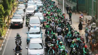 Sejumlah driver ojek online menjemput penumpang di kawasan Stasiun Palmerah, Jakarta, Senin (2/9). [Suara.com/Arya Manggala] 
