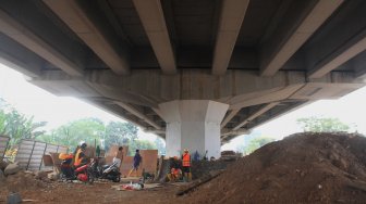 Suasana pembangunan Skate Park di bawah flyover Pasar Rebo, Jakarta, Senin (2/8). (Suara.com/Angga Budhiyanto)