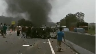 Tabrakan Beruntun Tol Cipularang, Polisi Sulit Evakuasi 4 Mobil Terbakar