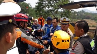 Polisi Evakuasi Korban Kecelakaan Maut Tol Cipularang