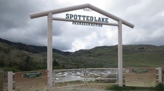 Gerbang Spotted Lake (Wikimedia Commons Extemporalist)