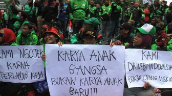 Driver Gojek melakukan demo di depan gedung Kedubes Malaysia di Jalan Rasuna Said, Jakarta Selatan, Rabu (3/9). (Suara.com/Angga Budhiyanto)