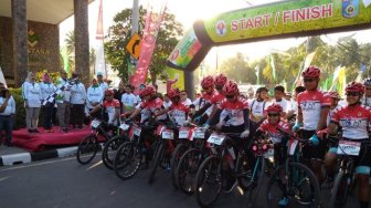 Ribuan Penggemar Sepeda Ramaikan Gowes Nusantara di Pantai Senggigi