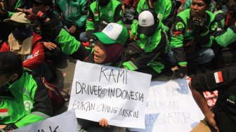 Driver Gojek melakukan demo di depan gedung Kedubes Malaysia di Jalan Rasuna Said, Jakarta Selatan, Rabu (3/9). (Suara.com/Angga Budhiyanto)