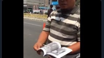 Bergaya Unik saat Jual Buku Sulap, Pria Ini Menjadi Sorotan