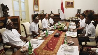 Presiden Joko Widodo bersantap siang bersama para pemenang Festival Gapura Cinta Negeri asal Kabupaten Nduga dan Kepulauan Yapen Papua di Istana Merdeka, Jakarta, Selasa (3/9). [ANTARA FOTO/Puspa Perwitasari]