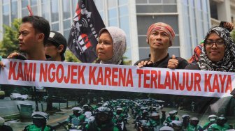 Driver Gojek melakukan demo di depan gedung Kedubes Malaysia di Jalan Rasuna Said, Jakarta Selatan, Rabu (3/9). (Suara.com/Angga Budhiyanto)