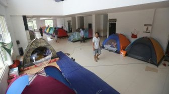 Sejumlah pencari suaka menunggu keputusan tempat tinggal dari UNHCR di Tempat Penampungan Sementara, Kalideres, Jakarta, Selasa (3/9). [Suara.com/Arya Manggala]