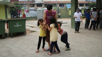 Sejumlah pencari suaka menunggu keputusan tempat tinggal dari UNHCR di Tempat Penampungan Sementara, Kalideres, Jakarta, Selasa (3/9). [Suara.com/Arya Manggala]