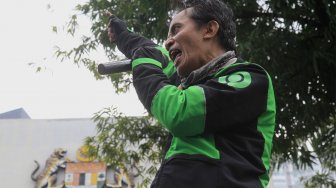 Driver Gojek melakukan demo di depan gedung Kedubes Malaysia di Jalan Rasuna Said, Jakarta Selatan, Rabu (3/9). (Suara.com/Angga Budhiyanto)