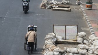 Sejumlah pekerja menggali lubang kabel fiber optik di Jalan Matraman, Jakarta, Selasa (3/9). (Suara.com/Angga Budhiyanto)