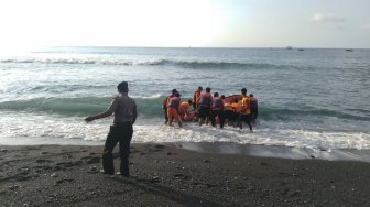 Dua Pemancing Hilang Terseret Arus Pantai Tanah Lot