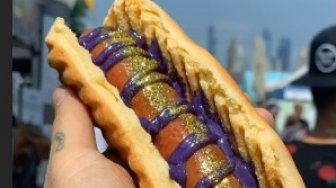 Anti Mainstream, Hot Dog Ini Bertabur Gliter dan Saus Warna Ungu