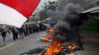 Aksi warga tolak penggusuran di Kampung Naringgul, Puncak, Bogor, Jawa Barat, Rabu (4/9). [ANTARA FOTO/Yulius Satria Wijaya]