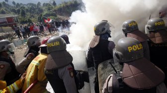 Aksi warga tolak penggusuran di Kampung Naringgul, Puncak, Bogor, Jawa Barat, Rabu (4/9). [ANTARA FOTO/Yulius Satria Wijaya]