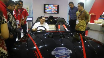 Menteri Koordinator Bidang Kemaritiman Luhut Binsar Panjaitan menaiki mobil listrik Lowo Ireng dalam acara Indonesia Electric Motor Show (IEMS) 2019 di Balai Kartini, Jakarta, Rabu (4/9). [Suara.com/Arya Manggala]