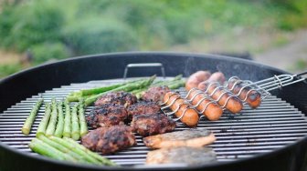 Bakar-bakar dengan Arang atau Kompor Gas? Ini 5 Pertimbangaan Saat Memilih Alat BBQ