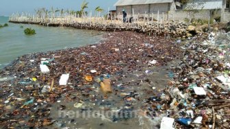 Pantai Camplong Diserbu Sampah, DLH Sampang Kelimpungan