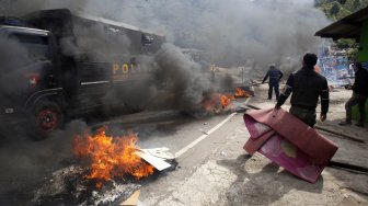 Aksi warga tolak penggusuran di Kampung Naringgul, Puncak, Bogor, Jawa Barat, Rabu (4/9). [ANTARA FOTO/Yulius Satria Wijaya]