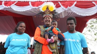 Saat Kepala BNPB Bertemu Bayi Doni Monardo di Tanah Papua