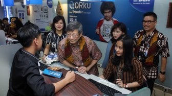 Direktur PT Bank Central Asia Tbk (BCA) Henry Koenaifi (kedua kiri) dan Lianawaty Suwono (tengah) didampingi oleh Kepala Kantor Wilayah X BCA Lukman (kanan) menyapa nasabah sebagai bentuk ungkapan terima kasih atas kesetiaan nasabah menggunakan layanan dan produk perbankan BCA di BCA Kantor Cabang Utama (KCU) Pasar Baru, Rabu (04/09). [Suara.com/Oke Atmaja]