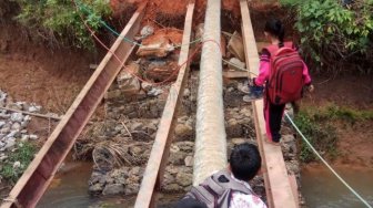 Belum Ada Jembatan Pengganti, Siswa SD Ini Terpaksa Lintasi Batang Kelapa