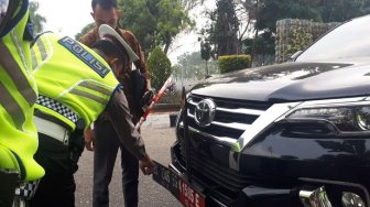 Mobil Dinas Anggota DPRD Sumbar Kena Tilang, Pakai Pelat Palsu 3 Lapis