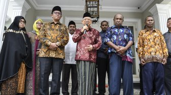 Wakil Presiden terpilih Maruf Amin (keempat kiri) bersama Ketua Perwakilan Pendeta Papua Richard Tonjau (ketiga kanan) dan Ketua Gerakan Nasionalis Religius Bobby S. Hendrawan (ketiga kiri) memberikan keterangan kepada awak media usai melakukan pertemuan di Jakarta, Kamis (5/9). [ANTARA FOTO/Muhammad Adimaja]
