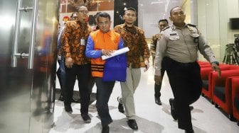 Bupati Bengkayang Suryadman Gidot mengenakan rompi tahanan seusai menjalani pemeriksaan di Gedung KPK, Jakarta, Rabu (4/9). [Suara.com/Arya Manggala]
