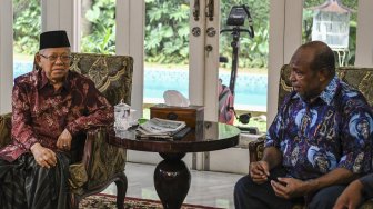 Wakil Presiden terpilih Maruf Amin (kiri) berbincang dengan Ketua Perwakilan Pendeta Papua Richard Tonjau (kanan) saat melakukan pertemuan di Jakarta, Kamis (5/9). [ANTARA FOTO/Muhammad Adimaja]